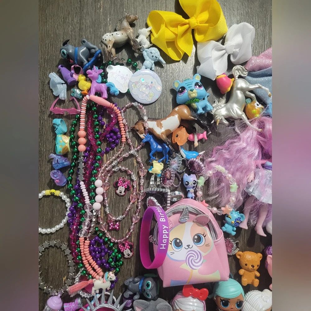 120+ Piece Girls Bundle Toys, L.O.L, Hello Kitty, Cinnamoroll, Magic Pixiling - Picture 10 of 12
